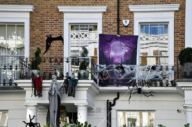 Halloween walk: skeletons on Kensington's priciest streets!